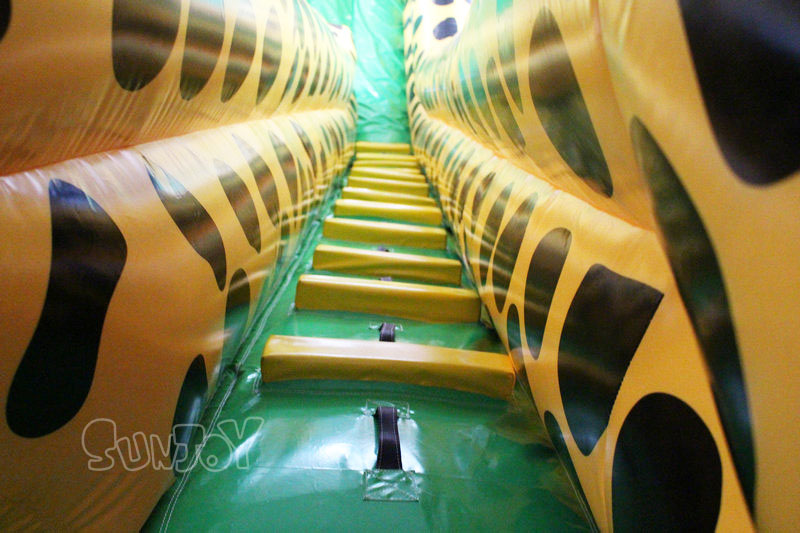 Marsupilami slide climbing stair