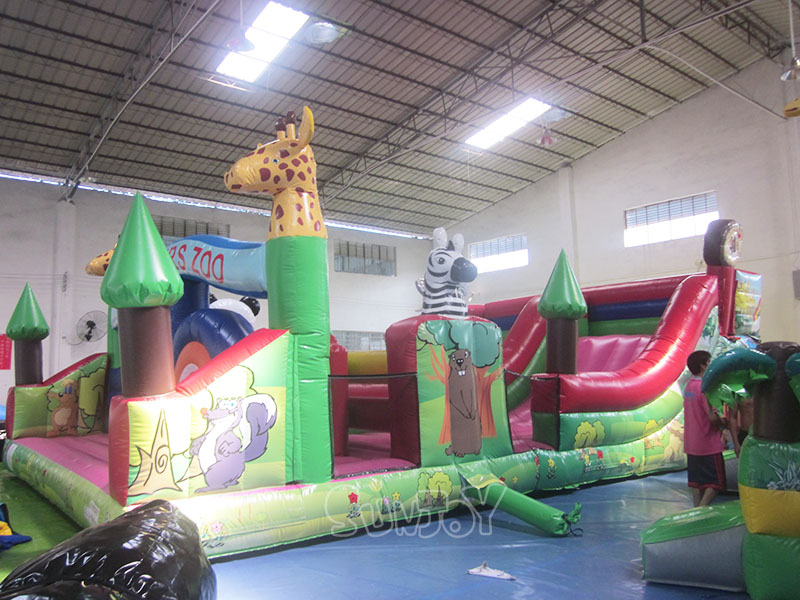 zoo inflatable obsatcle course details 1